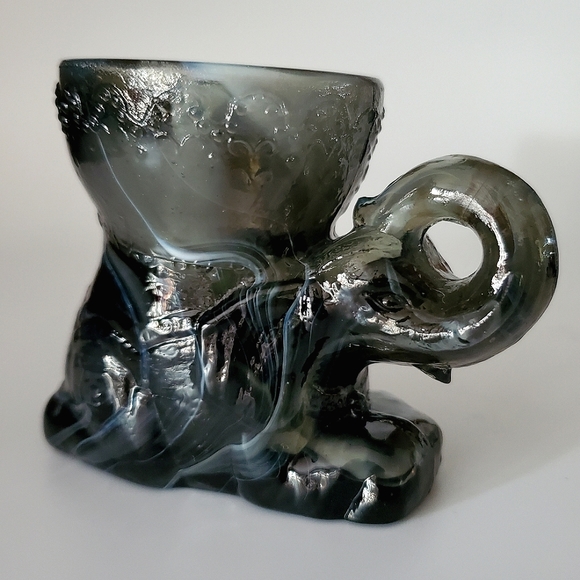 Rare "Packy the Elephant" Black & White Slag Glass Paperweight or 🥚 Holder - Picture 11 of 13